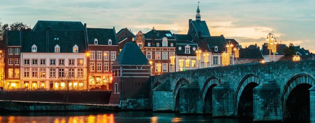 De Sint Servaasbrug in Maastricht bij avondlicht
