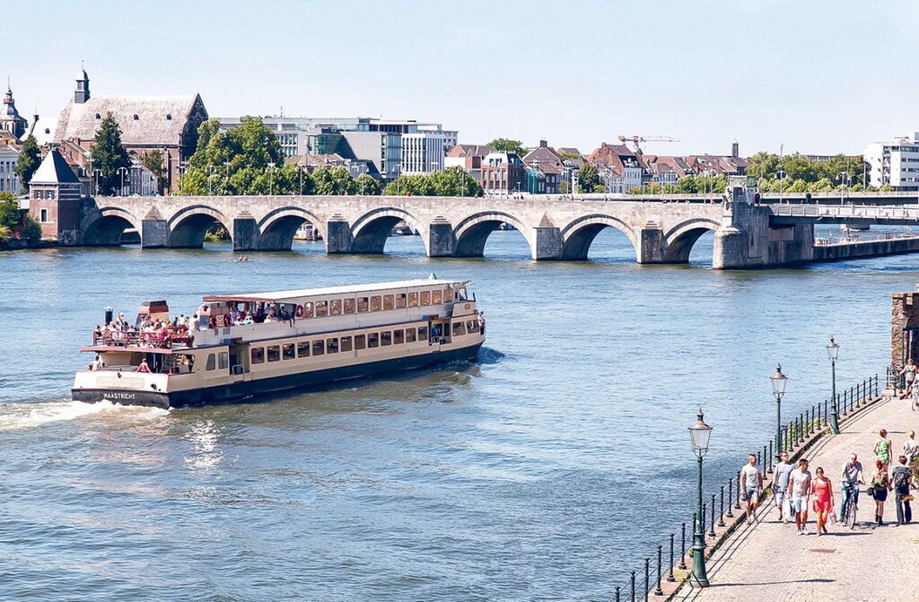 De Maas en Sint Servaasbrug in Maastricht